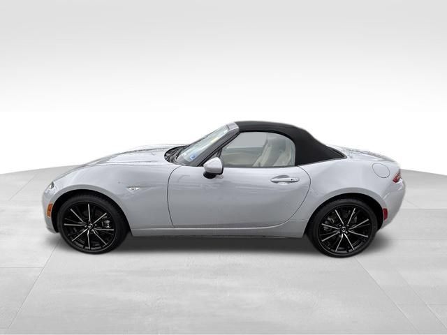 Used 2025 MAZDA MX-5 Miata Grand Touring RWD image 2