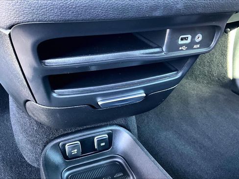 Used 2018 Chrysler Pacifica Limited w/ Tire & Wheel Group FWD image 34