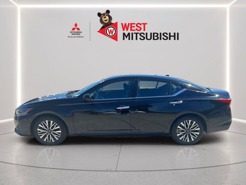 Used 2024 Nissan Altima 2.5 SV FWD image 2