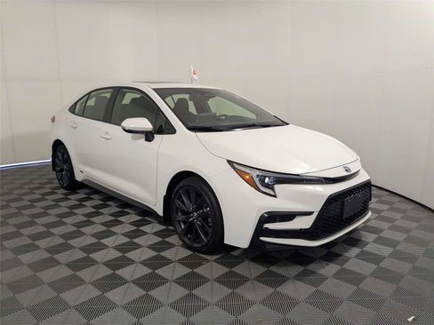 Certified 2025 Toyota Corolla SE w/ SE Premium Package AWD/4WD image 4