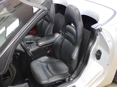 Used 2002 Chevrolet Corvette Convertible w/ Preferred Equipment Group1 image 25