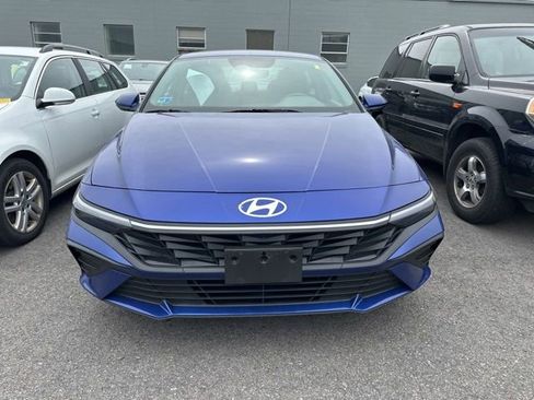 Used 2024 Hyundai Elantra SE FWD image 2