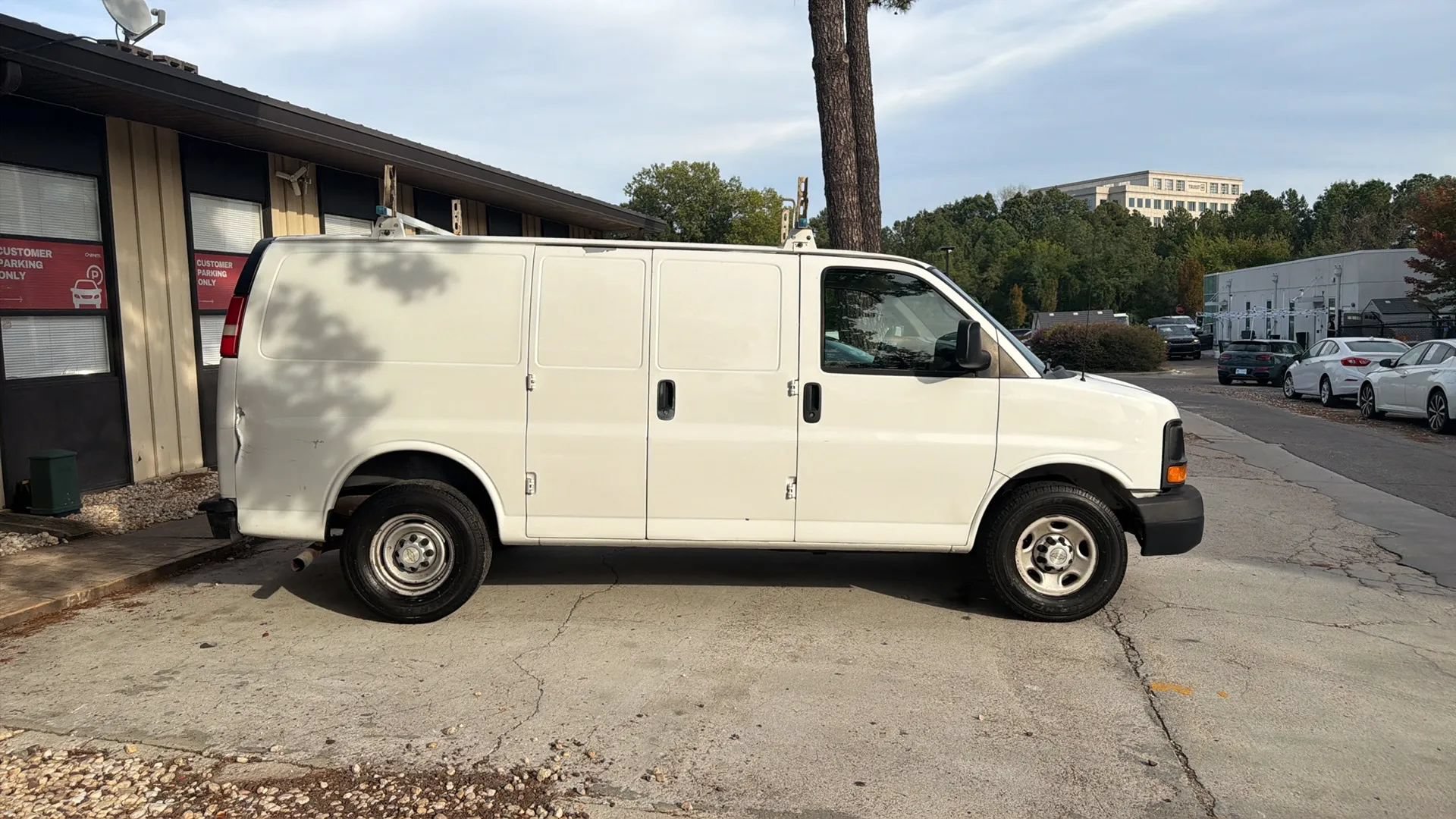 Used 2010 Chevrolet Express 2500 RWD image 11