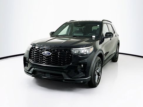 Used 2025 Ford Explorer ST-Line w/ ST-Line Street Pack AWD/4WD image 3