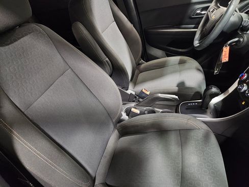 Used 2022 Chevrolet Trax LS w/ Tint and Cruise Package image 32