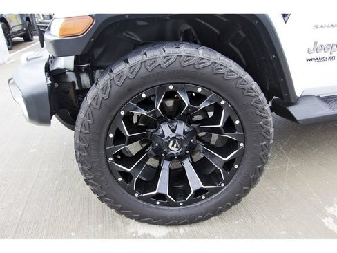Used 2020 Jeep Wrangler Unlimited Sahara AWD/4WD image 30