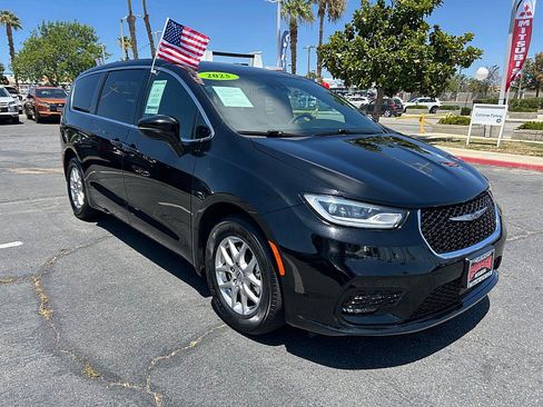 Used 2025 Chrysler Pacifica Select FWD image 1
