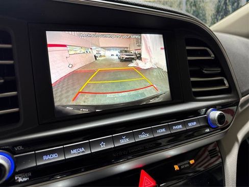 Used 2020 Hyundai Elantra Limited image 22