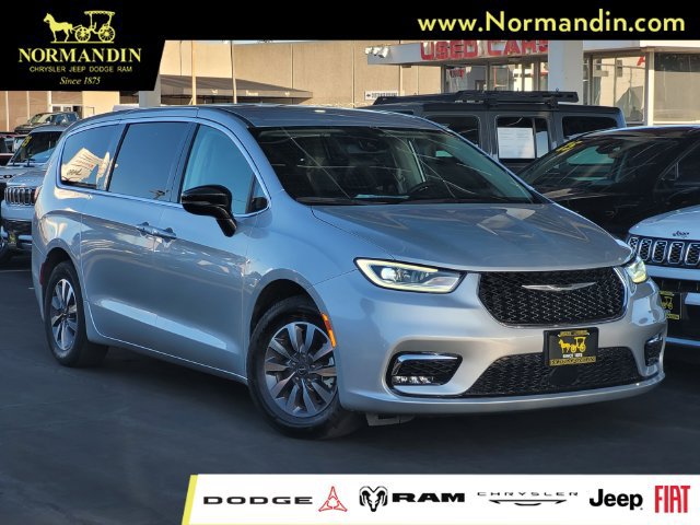 Used 2024 Chrysler Pacifica Limited FWD image 1