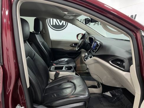 Used 2017 Chrysler Pacifica Touring-L Plus image 35