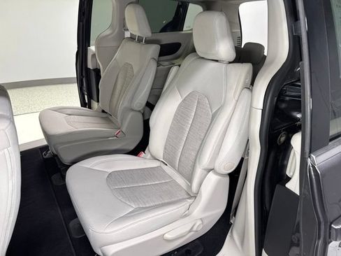 Used 2018 Chrysler Pacifica Touring Plus FWD image 25