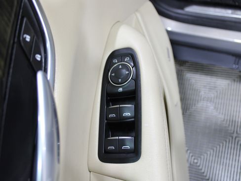 Used 2019 Cadillac XT5 FWD image 7