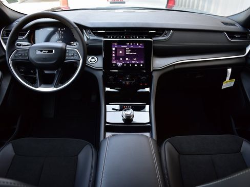 New 2025 Jeep Grand Cherokee L Altitude image 32