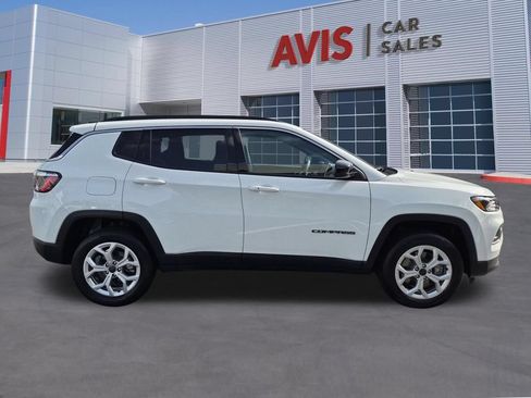Used 2025 Jeep Compass Latitude w/ Sun & Sound Group AWD/4WD image 5