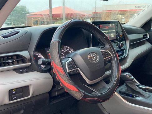 Used 2022 Toyota Highlander LE FWD image 9