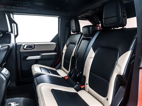 Used 2023 Ford Bronco Wildtrak image 8