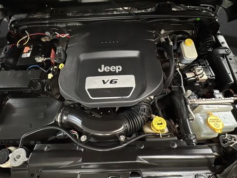 Used 2018 Jeep Wrangler Unlimited Sahara w/ Connectivity Group AWD/4WD image 19