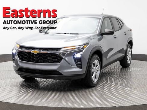 Used 2024 Chevrolet Trax LS w/ Driver Confidence Package FWD image 1