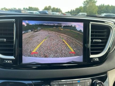 Used 2023 Chrysler Pacifica Touring-L FWD image 20