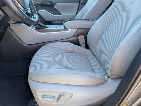 Used 2021 Toyota Highlander LE image 8