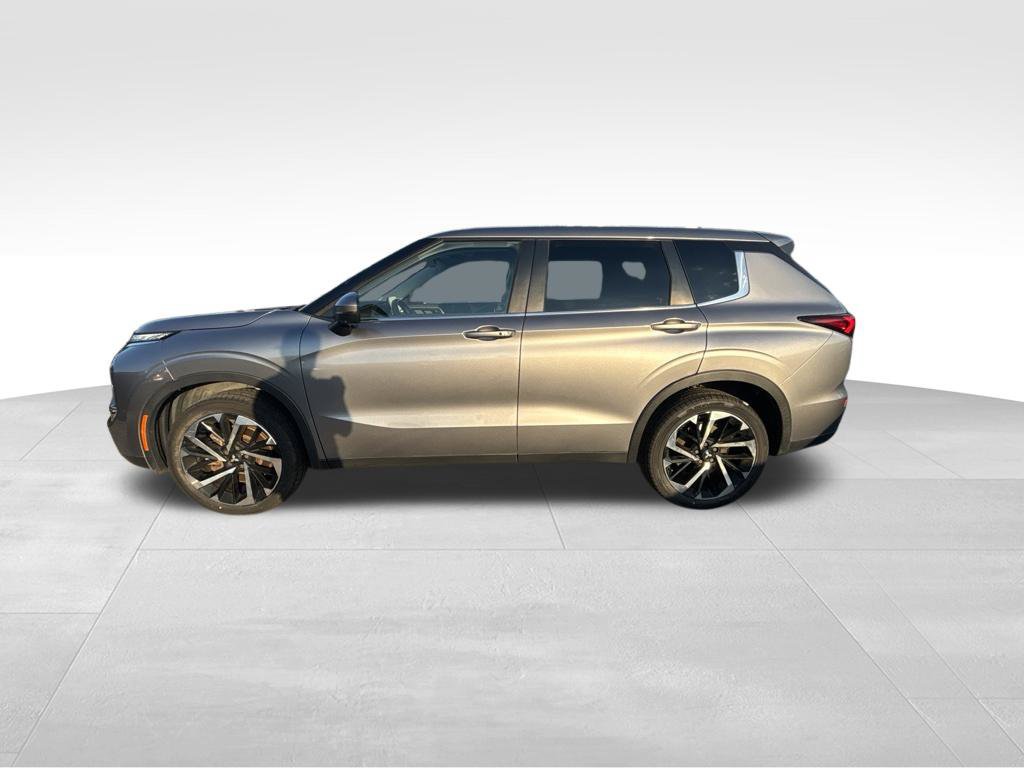 Used 2022 Mitsubishi Outlander SE FWD image 2