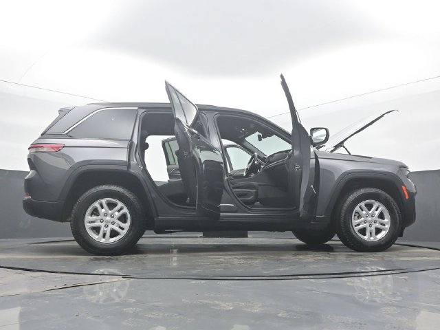 Used 2024 Jeep Grand Cherokee Laredo AWD/4WD image 61