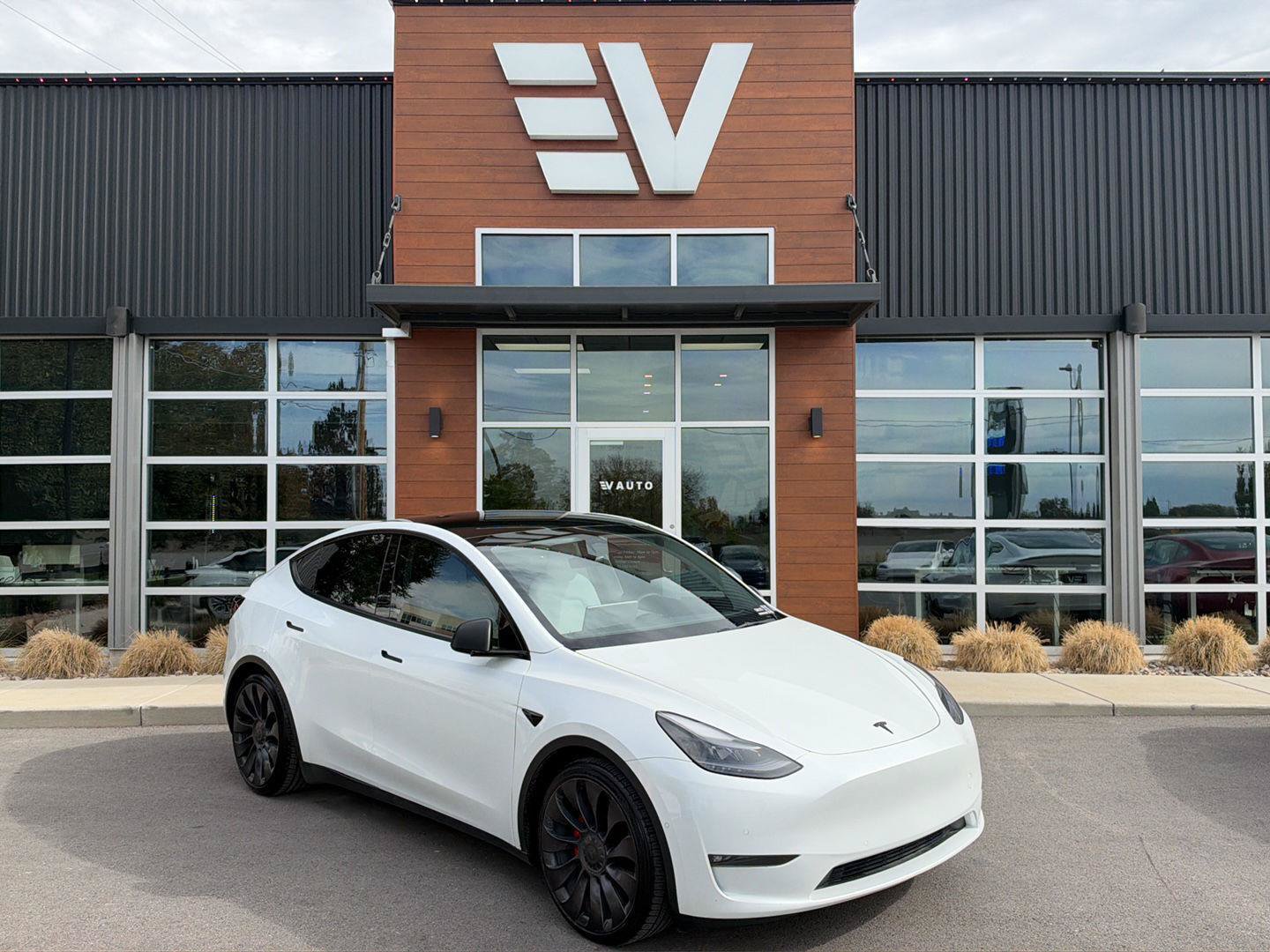 Used 2022 Tesla Model Y Performance AWD/4WD image 1