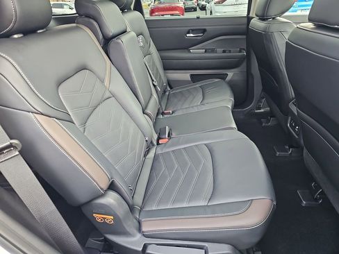 Used 2024 Nissan Pathfinder Platinum w/ Cargo Package image 20