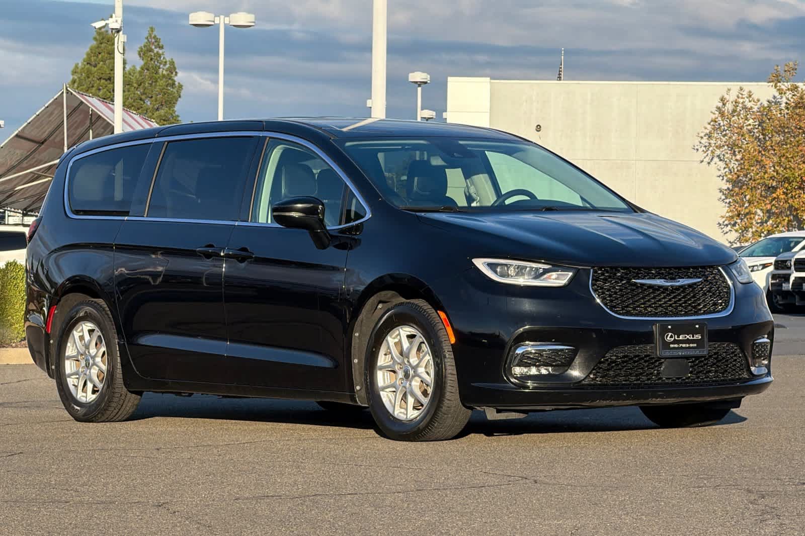 Used 2024 Chrysler Pacifica Touring-L FWD image 5
