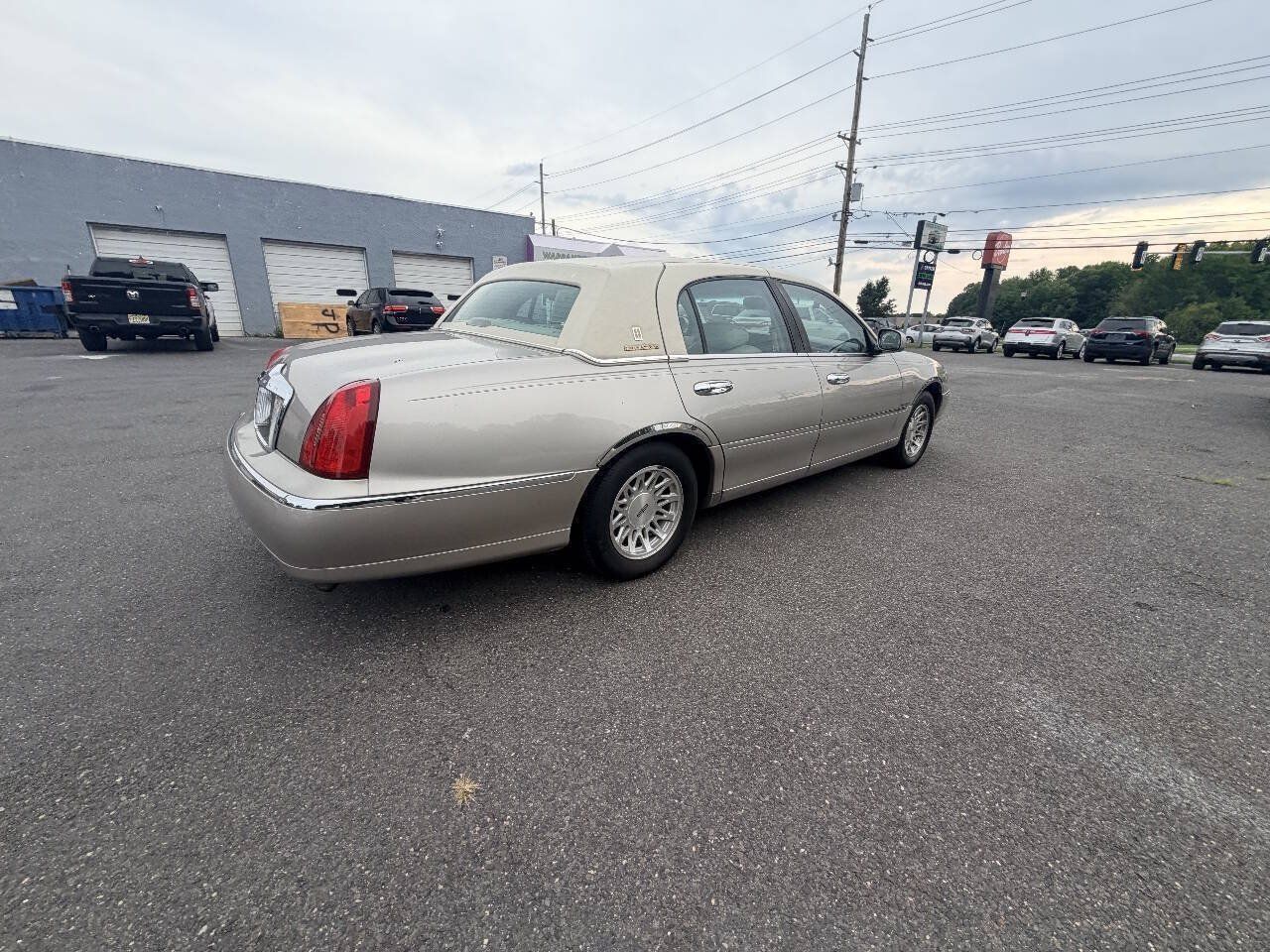 Used 1999 Lincoln Town Car Signature RWD image 30