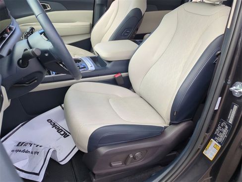 Certified 2026 Kia Carnival EX image 18