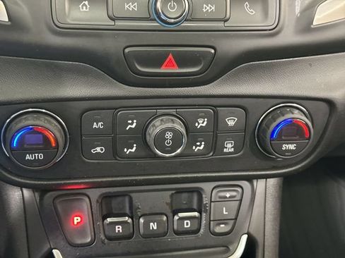 Used 2018 GMC Terrain SLE w/ Driver Convenience Package FWD image 17