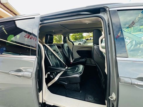 Used 2022 Chrysler Pacifica Limited image 15