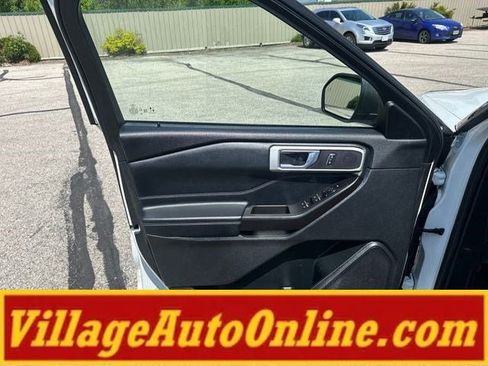 Used 2020 Ford Explorer XLT w/ Equipment Group 202A AWD/4WD image 11