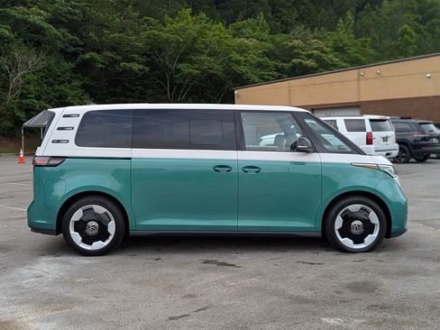 Used 2025 Volkswagen ID. Buzz Pro S Plus RWD image 10