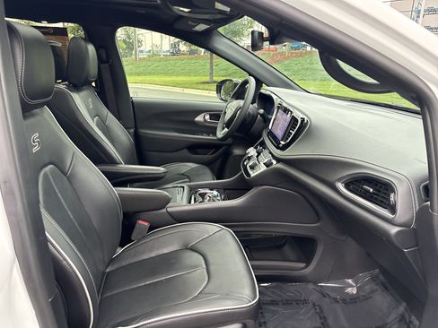 Used 2023 Chrysler Pacifica Limited w/ Uconnect Theater Family Group FWD image 24