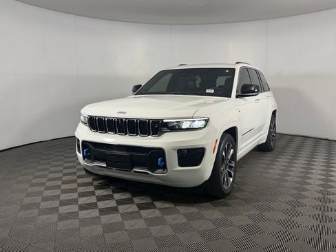 Used 2023 Jeep Grand Cherokee Overland w/ Advanced Protech Group III AWD/4WD image 3