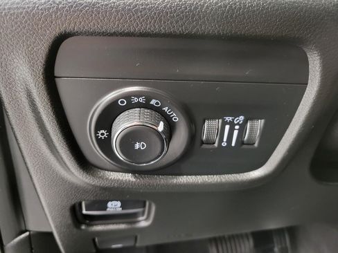 Used 2022 Jeep Grand Cherokee L Limited w/ Luxury Tech Group II AWD/4WD image 11