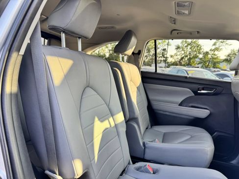 Used 2020 Toyota Highlander XLE AWD/4WD image 16