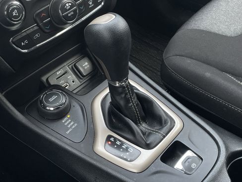 Used 2014 Jeep Cherokee Latitude w/ Comfort/Convenience Group image 24