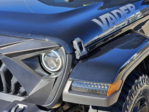 Used 2023 Jeep Gladiator Sport image 10