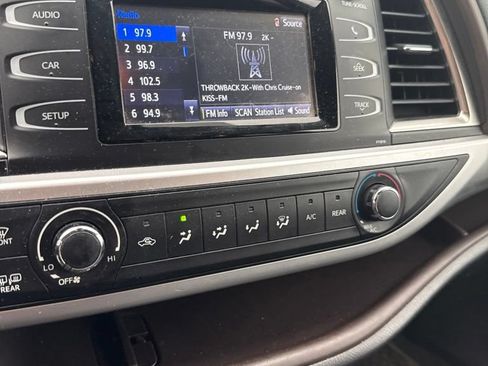 Used 2019 Toyota Highlander LE AWD/4WD image 12