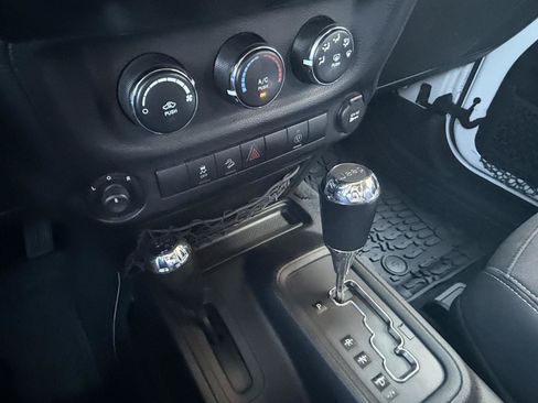 Used 2015 Jeep Wrangler Rubicon w/ Power Convenience Group AWD/4WD image 5