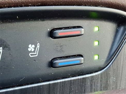 Used 2021 Toyota Venza Limited image 23