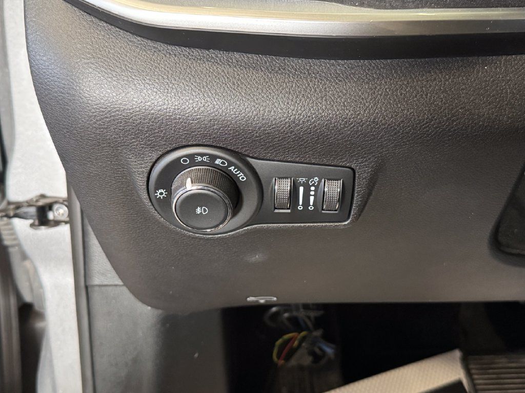 Used 2023 Jeep Compass Latitude AWD/4WD image 18