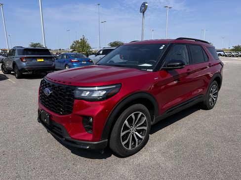 Used 2025 Ford Explorer ST-Line AWD/4WD image 3