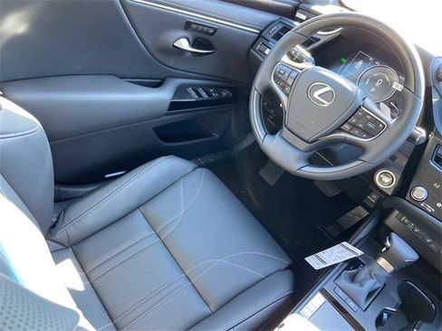 New 2025 Lexus ES 300h w/ Luxury Package image 13