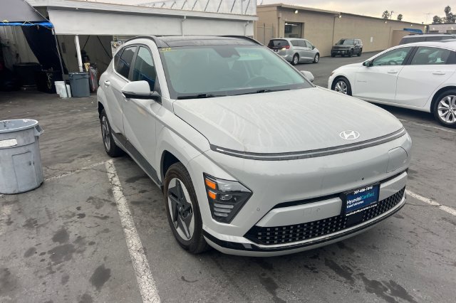 Certified 2025 Hyundai Kona Limited FWD image 1