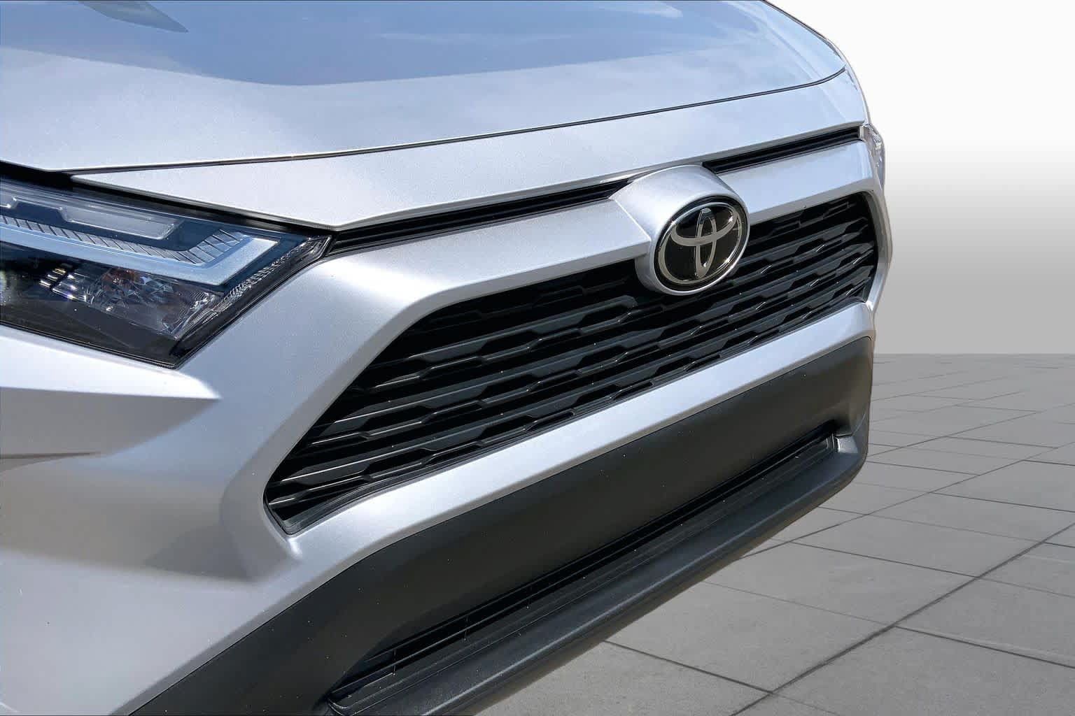 Used 2025 Toyota RAV4 XLE FWD image 30