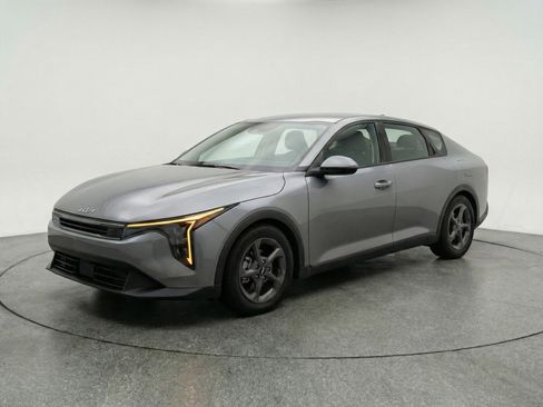 Used 2025 Kia K4 LXS image 3